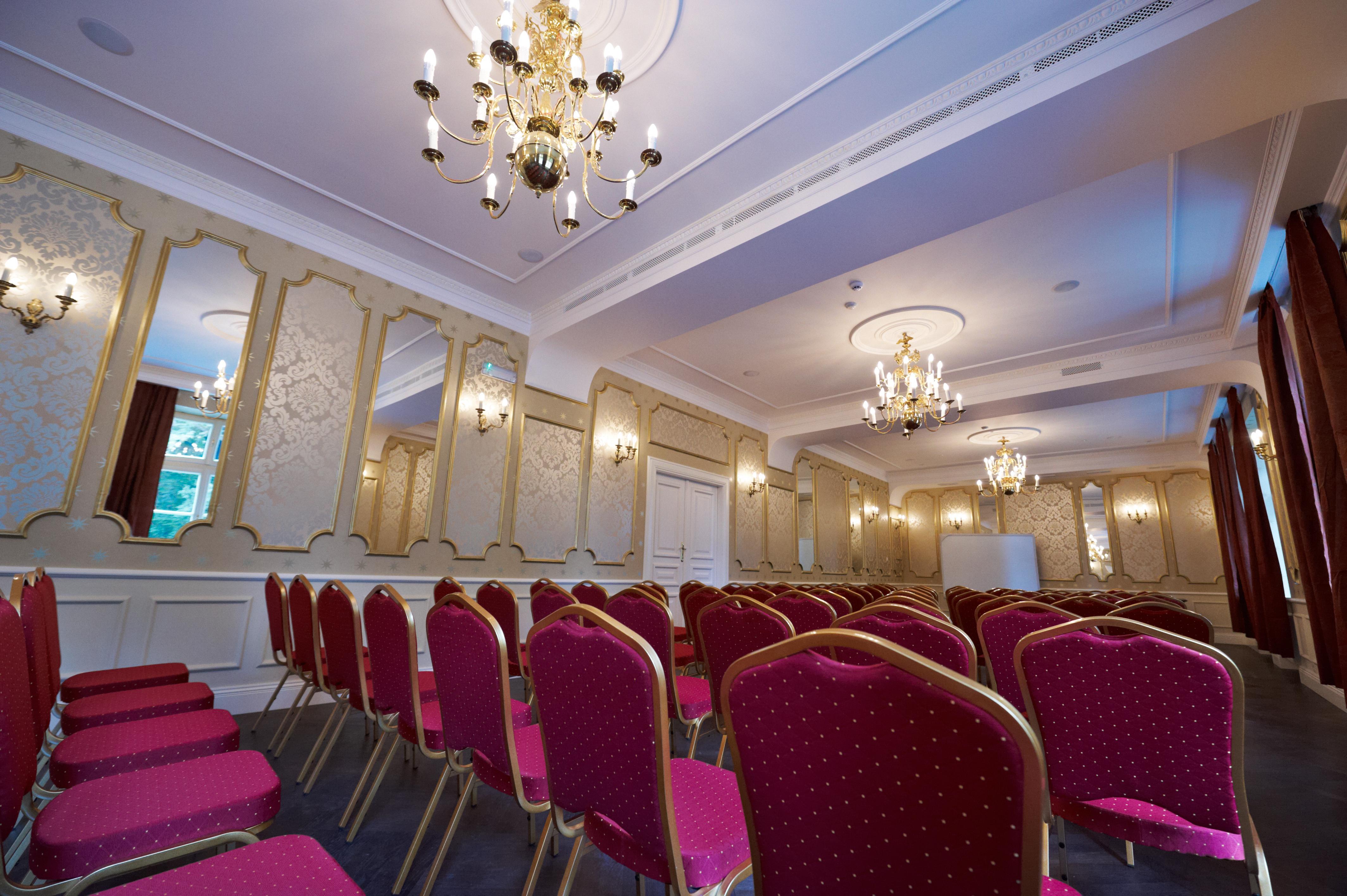 Hotel Dwor Sierakow Esterno foto