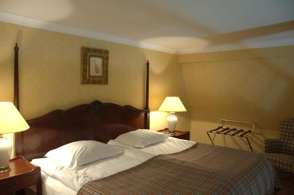 Hotel Dwor Sierakow Esterno foto