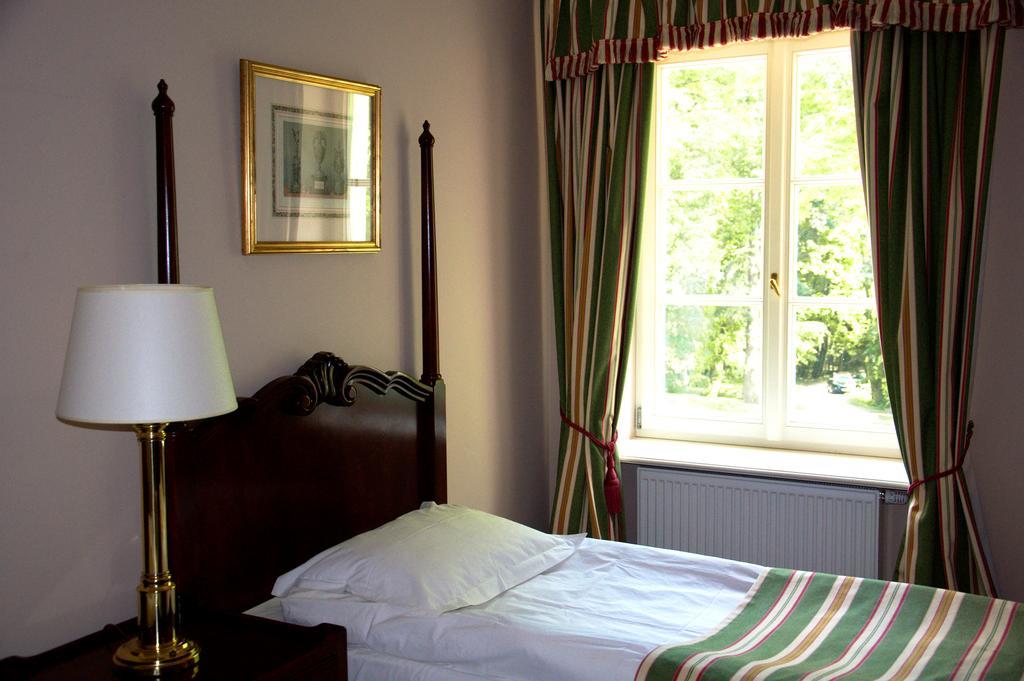 Hotel Dwor Sierakow Esterno foto