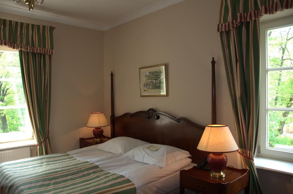 Hotel Dwor Sierakow Esterno foto