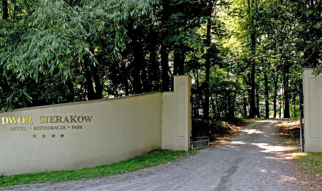 Hotel Dwor Sierakow Esterno foto