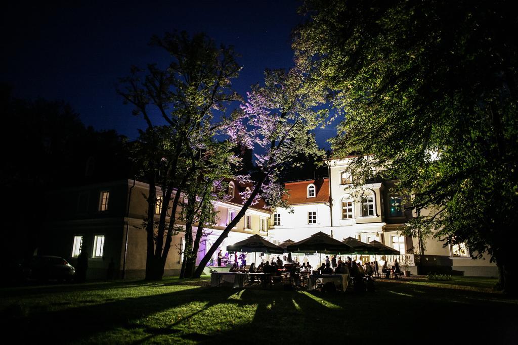 Hotel Dwor Sierakow Esterno foto