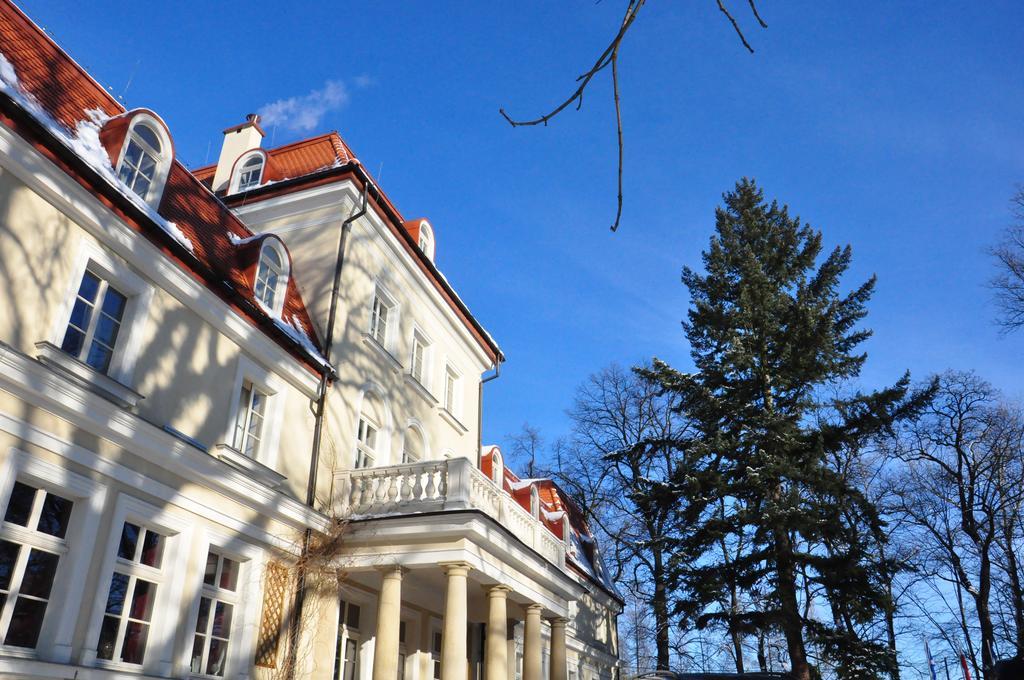 Hotel Dwor Sierakow Esterno foto